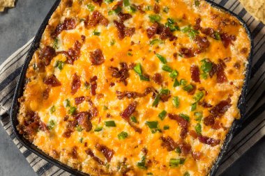 Ev yapımı Baharatlı Jalapeno Soslu Pastırma ve Cips.