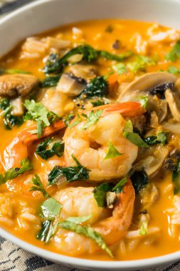 LIme ve Cilantro ile ev yapımı Hindistan cevizli karides çorbası.