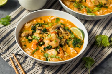 LIme ve Cilantro ile ev yapımı Hindistan cevizli karides çorbası.