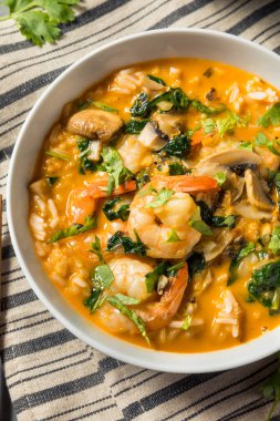 LIme ve Cilantro ile ev yapımı Hindistan cevizli karides çorbası.
