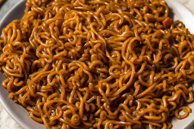 Ev yapımı Kore JJajang Kara Fasulye Çubuklu Erişte