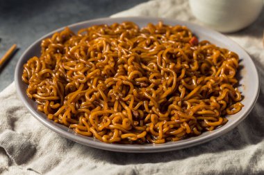 Ev yapımı Kore JJajang Kara Fasulye Çubuklu Erişte