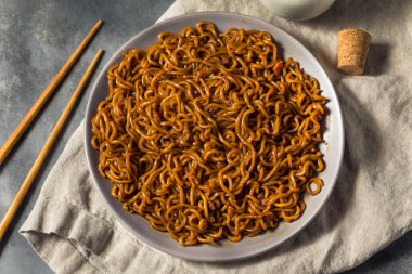 Ev yapımı Kore JJajang Kara Fasulye Çubuklu Erişte