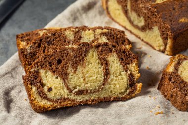 Çikolatalı ve vanilyalı ev yapımı tatlı mermer kek.