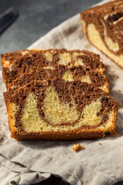 Çikolatalı ve vanilyalı ev yapımı tatlı mermer kek.