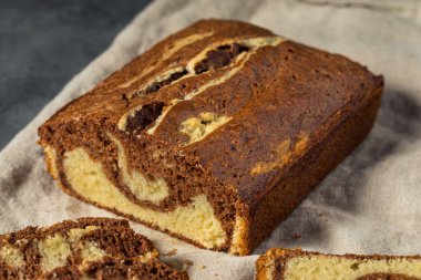 Çikolatalı ve vanilyalı ev yapımı tatlı mermer kek.