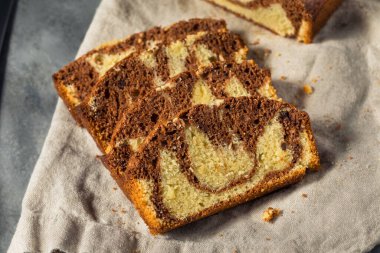 Çikolatalı ve vanilyalı ev yapımı tatlı mermer kek.