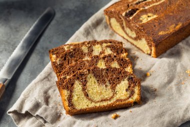 Çikolatalı ve vanilyalı ev yapımı tatlı mermer kek.