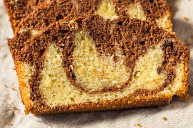 Çikolatalı ve vanilyalı ev yapımı tatlı mermer kek.