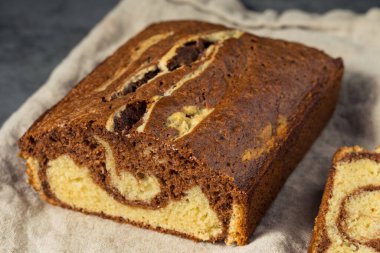 Çikolatalı ve vanilyalı ev yapımı tatlı mermer kek.