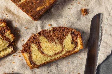 Çikolatalı ve vanilyalı ev yapımı tatlı mermer kek.