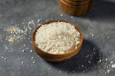 Kâse içinde organik beyaz yer mantarı deniz tuzu