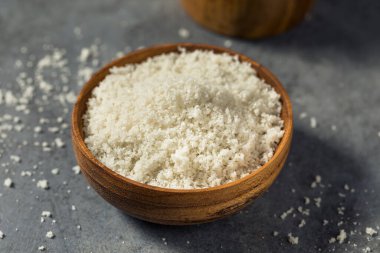 Kâse içinde organik beyaz yer mantarı deniz tuzu