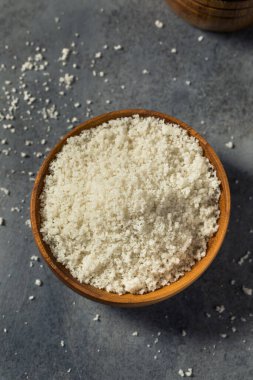 Kâse içinde organik beyaz yer mantarı deniz tuzu