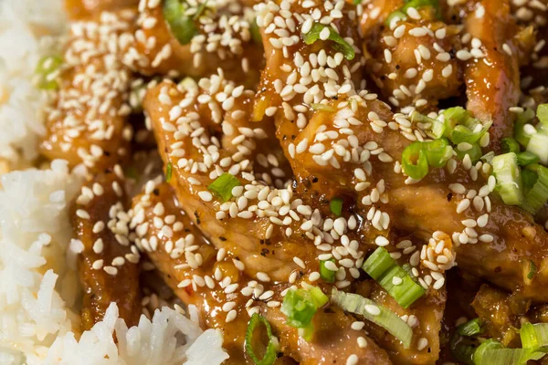 Ev yapımı Asya sarımsaklı zencefilli domuz eti, pilav ve susamlı.