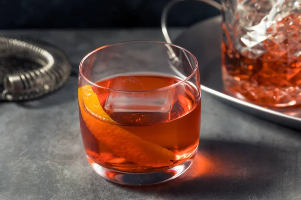 Piás Frissítő Gin Negroni Vermuttal Narancssárgával — Stock Fotó