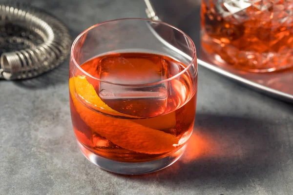 Ginebra Refrescante Licor Negroni Con Vermú Naranja —  Fotos de Stock