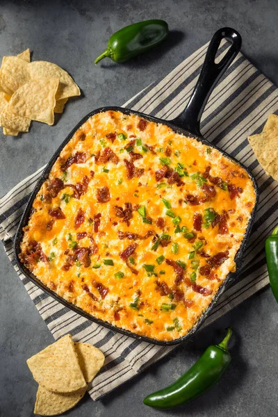 Homemade Spicy Jalapeno Popper Dip Bacon Chips — 스톡 사진