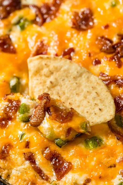 Casero Picante Jalapeño Popper Dip Con Tocino Patatas Fritas —  Fotos de Stock