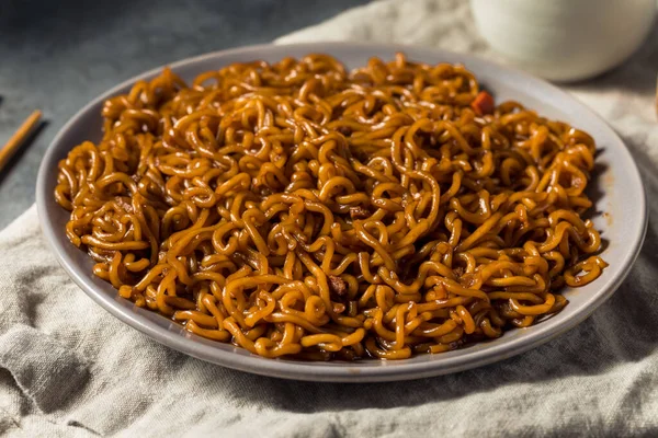 Ev yapımı Kore JJajang Kara Fasulye Çubuklu Erişte