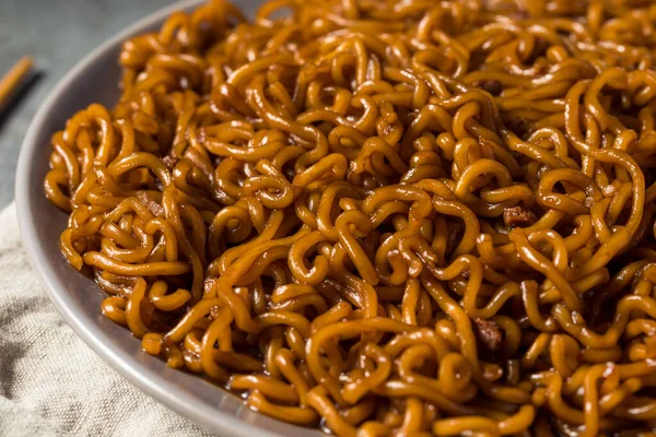 Ev yapımı Kore JJajang Kara Fasulye Çubuklu Erişte