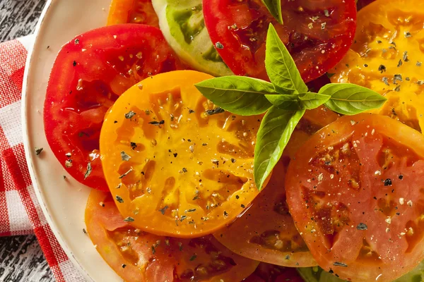 Здоровий heirloom салат з помідорів — стокове фото
