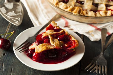 Lezzetli ev yapımı vişneli turta