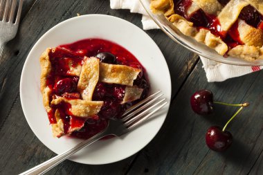 Lezzetli ev yapımı vişneli turta