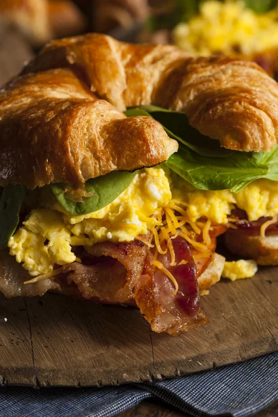Jambonlu ve peynirli yumurta kahvaltı sandwich — Stok fotoğraf