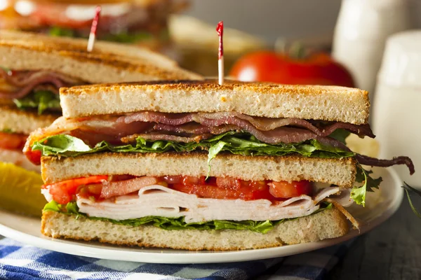 Turkiet och bacon club sandwich — Stockfoto