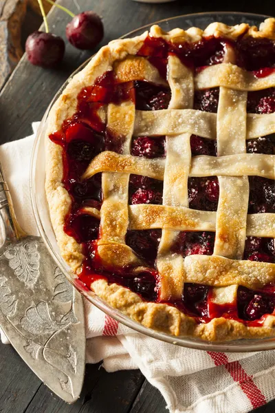 Delicioso pastel de cereza casero — Foto de Stock