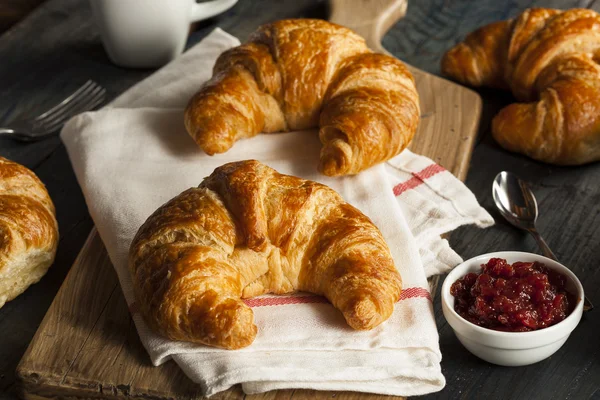 Croissants franceses caseros escamosos —  Fotos de Stock