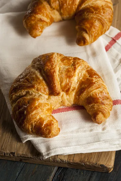 Croissants franceses caseros escamosos —  Fotos de Stock