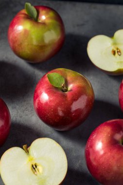 Sağlıklı Organik Mcintosh Elmaları Yemeye Hazır
