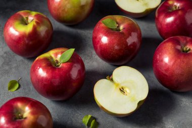 Sağlıklı Organik Mcintosh Elmaları Yemeye Hazır