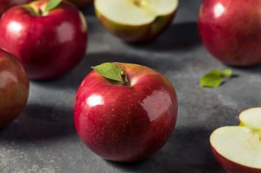 Sağlıklı Organik Mcintosh Elmaları Yemeye Hazır