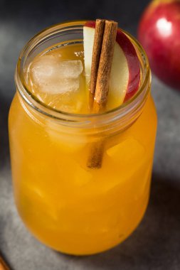 Rom ve Tarçınlı Elma Şarabı Kokteyli