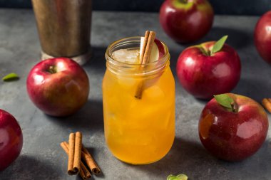 Rom ve Tarçınlı Elma Şarabı Kokteyli