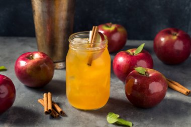 Rom ve Tarçınlı Elma Şarabı Kokteyli