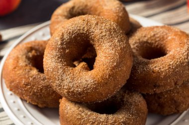 Tarçın şekerli ev yapımı elma şarabı çörekleri.