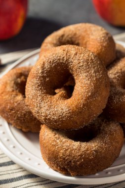 Tarçın şekerli ev yapımı elma şarabı çörekleri.