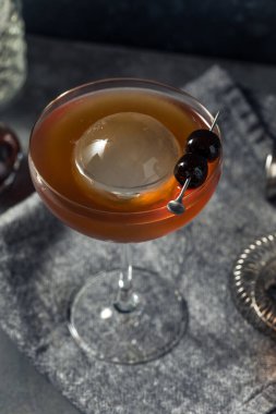 Büyük Buz Küpü ve Kirazlı Soğuk Manhattan Kokteyli