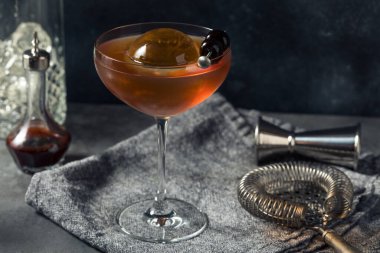 Büyük Buz Küpü ve Kirazlı Soğuk Manhattan Kokteyli