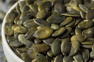 Sağlıklı Organik Çiğ Balkabağı Tohumu Pepitas bir kasede
