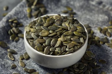 Sağlıklı Organik Çiğ Balkabağı Tohumu Pepitas bir kasede