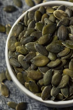 Sağlıklı Organik Çiğ Balkabağı Tohumu Pepitas bir kasede