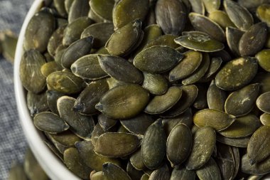 Sağlıklı Organik Çiğ Balkabağı Tohumu Pepitas bir kasede