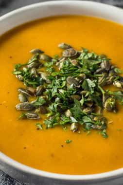 Pepitas ve Maydanozlu Sağlıklı Organik Tereyağlı Kabak Çorbası