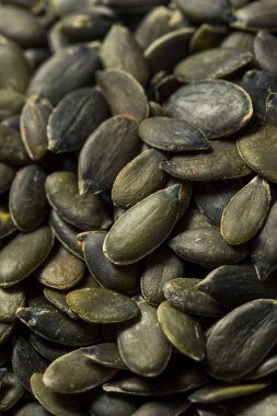 Sağlıklı Organik Çiğ Balkabağı Tohumu Pepitas bir kasede