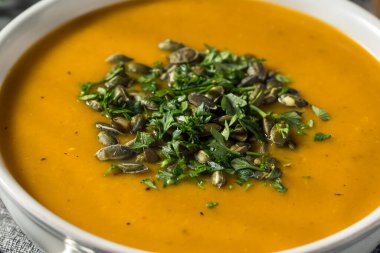 Pepitas ve Maydanozlu Sağlıklı Organik Tereyağlı Kabak Çorbası